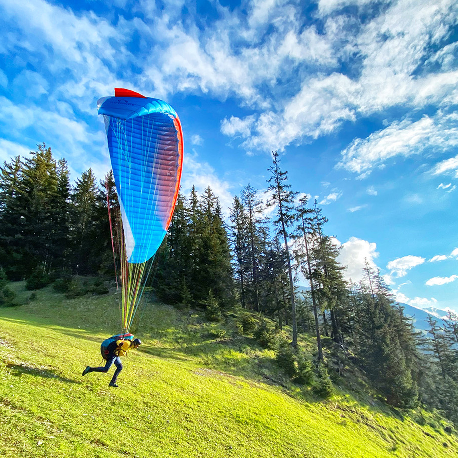 Gleitschirm Fliegen Bach, mydays Erlebnisgutschein, als PDF ausdruckbar oder Versand mit Geschenkverpackung