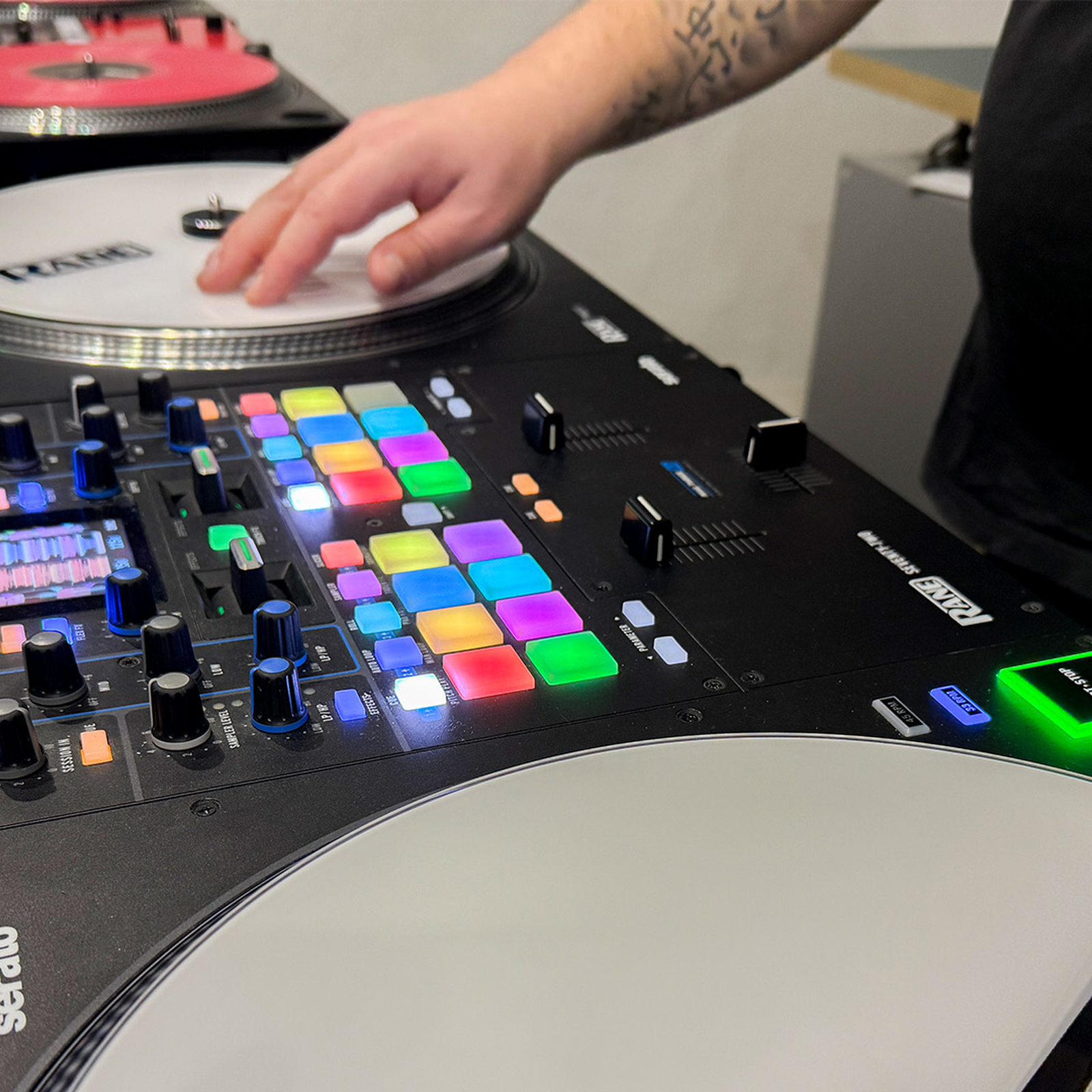 DJ Workshop Augsburg, mydays Erlebnisgutschein, als PDF ausdruckbar oder Versand mit Geschenkverpackung