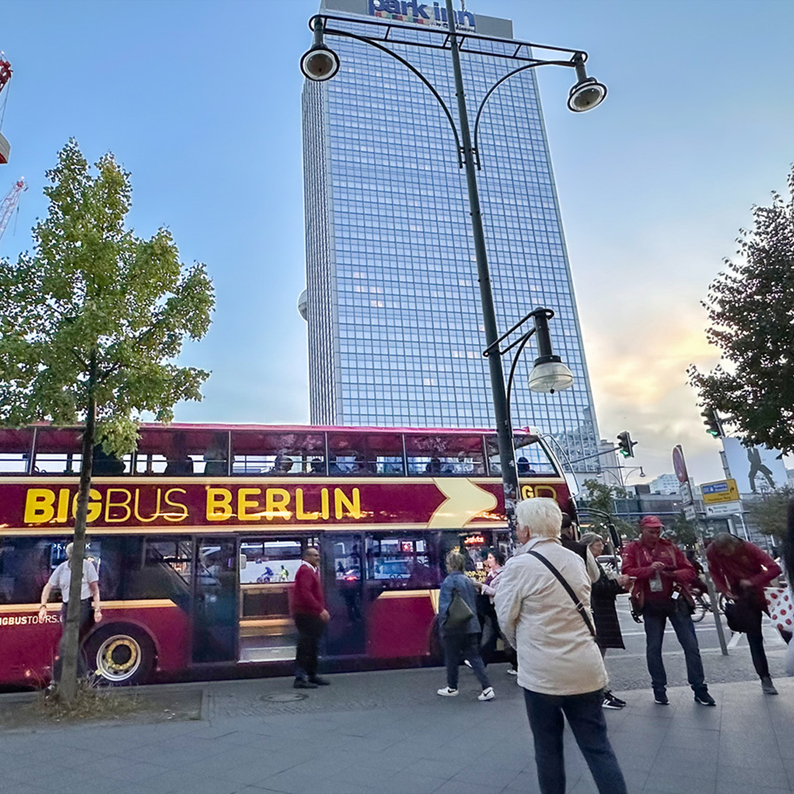 Abendliche Stadtrundfahrt Berlin (75 Minuten), mydays Erlebnisgutschein, als PDF ausdruckbar oder Versand mit Geschenkverpackung