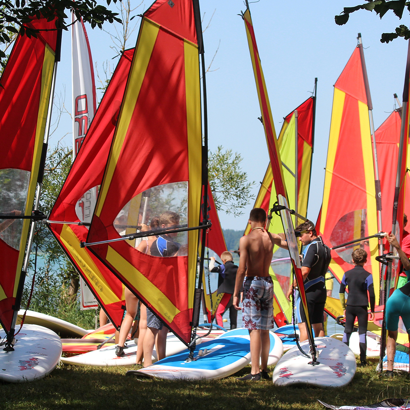 Windsurfen Kurs Starnberger See, mydays Erlebnisgutschein, als PDF ausdruckbar oder Versand mit Geschenkverpackung