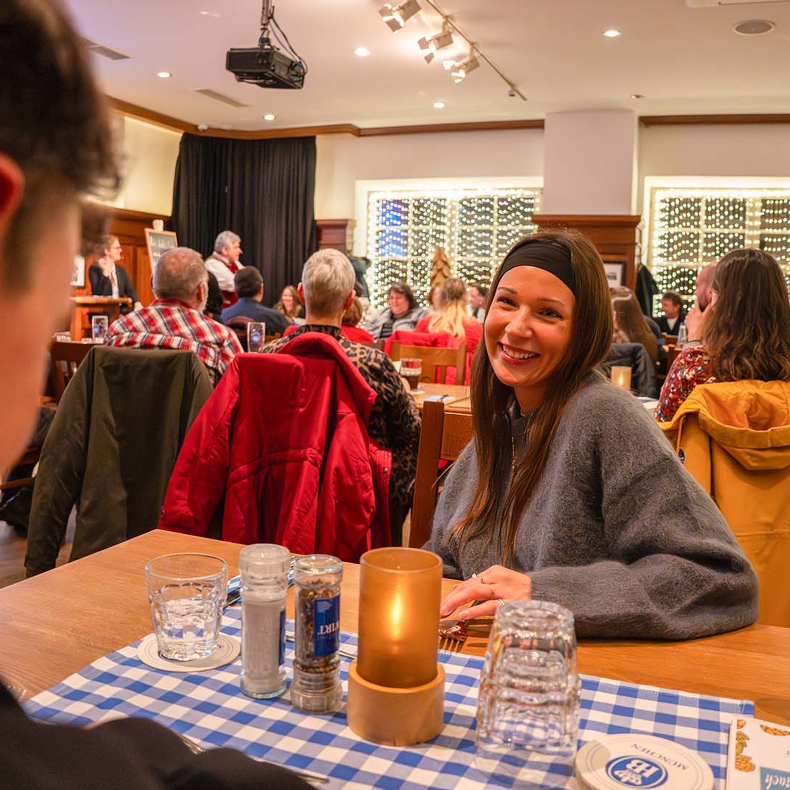 Bayerisches Comedy Dinner München, mydays Erlebnisgutschein, als PDF ausdruckbar oder Versand mit Geschenkverpackung