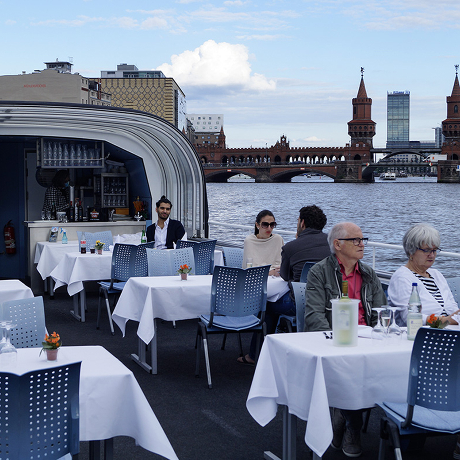 Schiffsrundfahrt Berlin mit Dinner, mydays Erlebnisgutschein, als PDF ausdruckbar oder Versand mit Geschenkverpackung