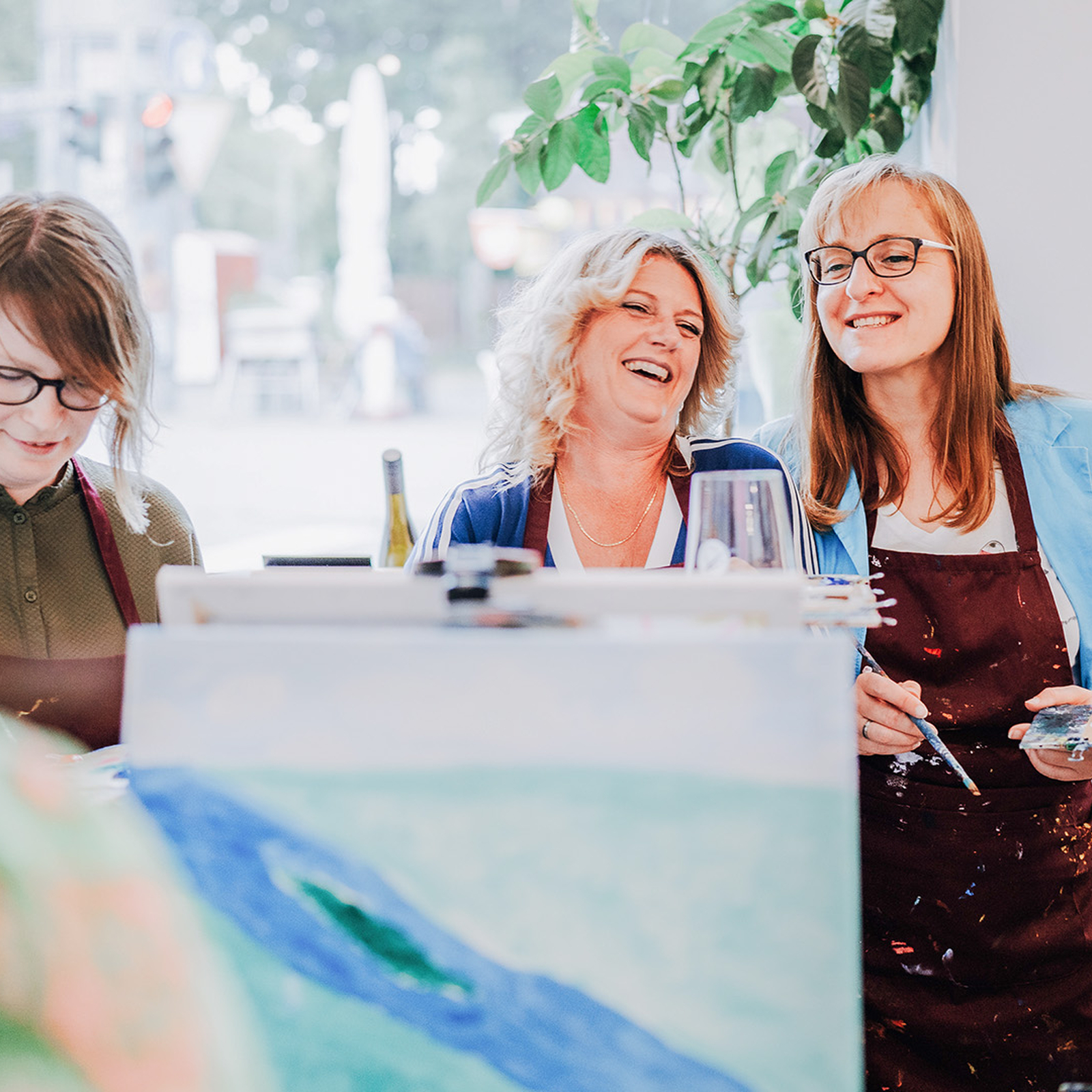 Paint & Drink mit Strukturpaste München, mydays Erlebnisgutschein, als PDF ausdruckbar oder Versand mit Geschenkverpackung