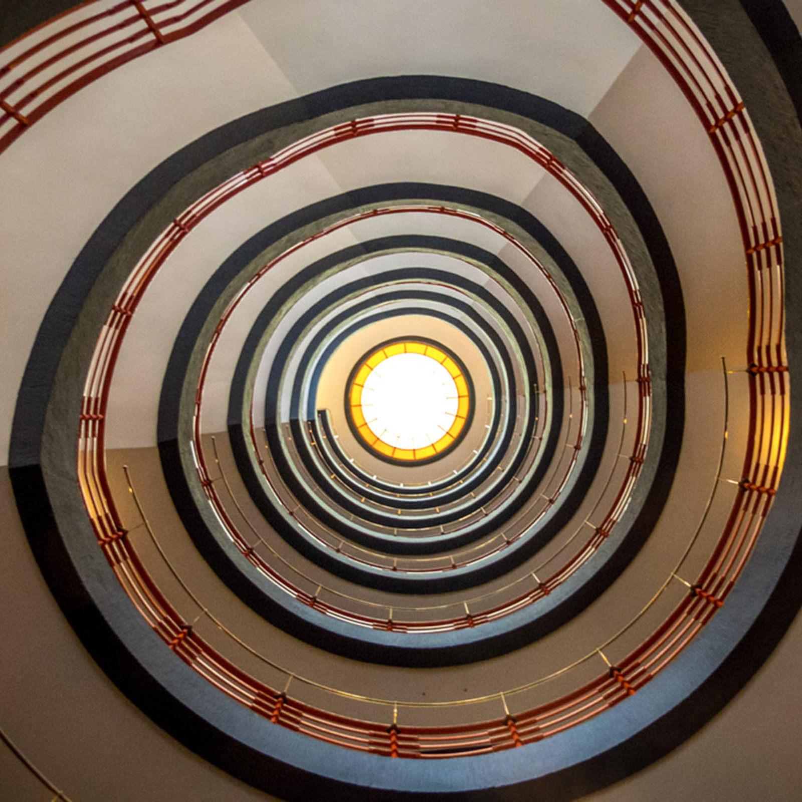 Stadtführung Geheimnisvolle Treppenhäuser Hamburg, mydays Erlebnisgutschein, als PDF ausdruckbar oder Versand mit Geschenkverpackung