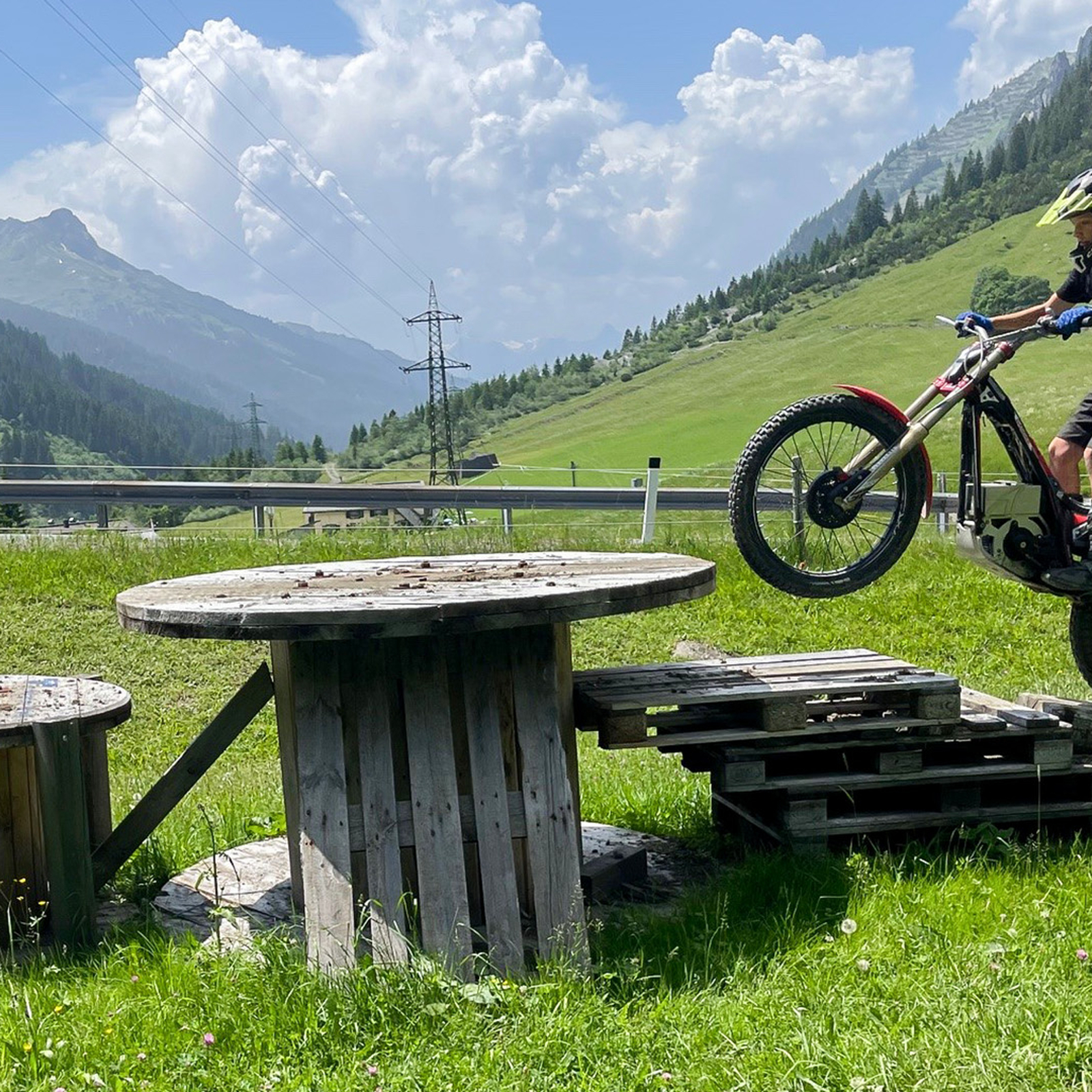 E-Trial fahren Stuben am Arlberg (30 Min.), mydays Erlebnisgutschein, als PDF ausdruckbar oder Versand mit Geschenkverpackung