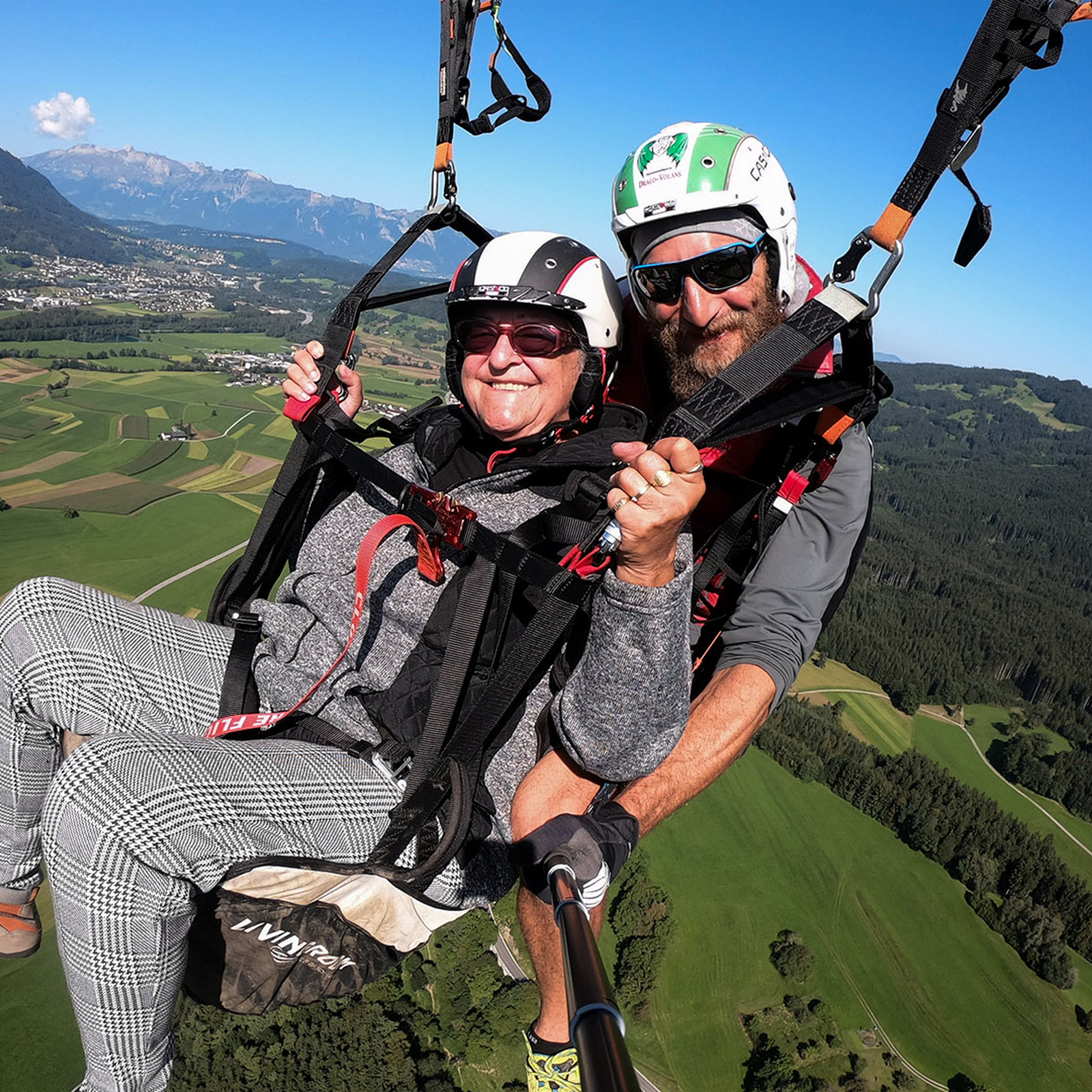 Gleitschirm Tandemflug Bartholomäberg, mydays Erlebnisgutschein, als PDF ausdruckbar oder Versand mit Geschenkverpackung