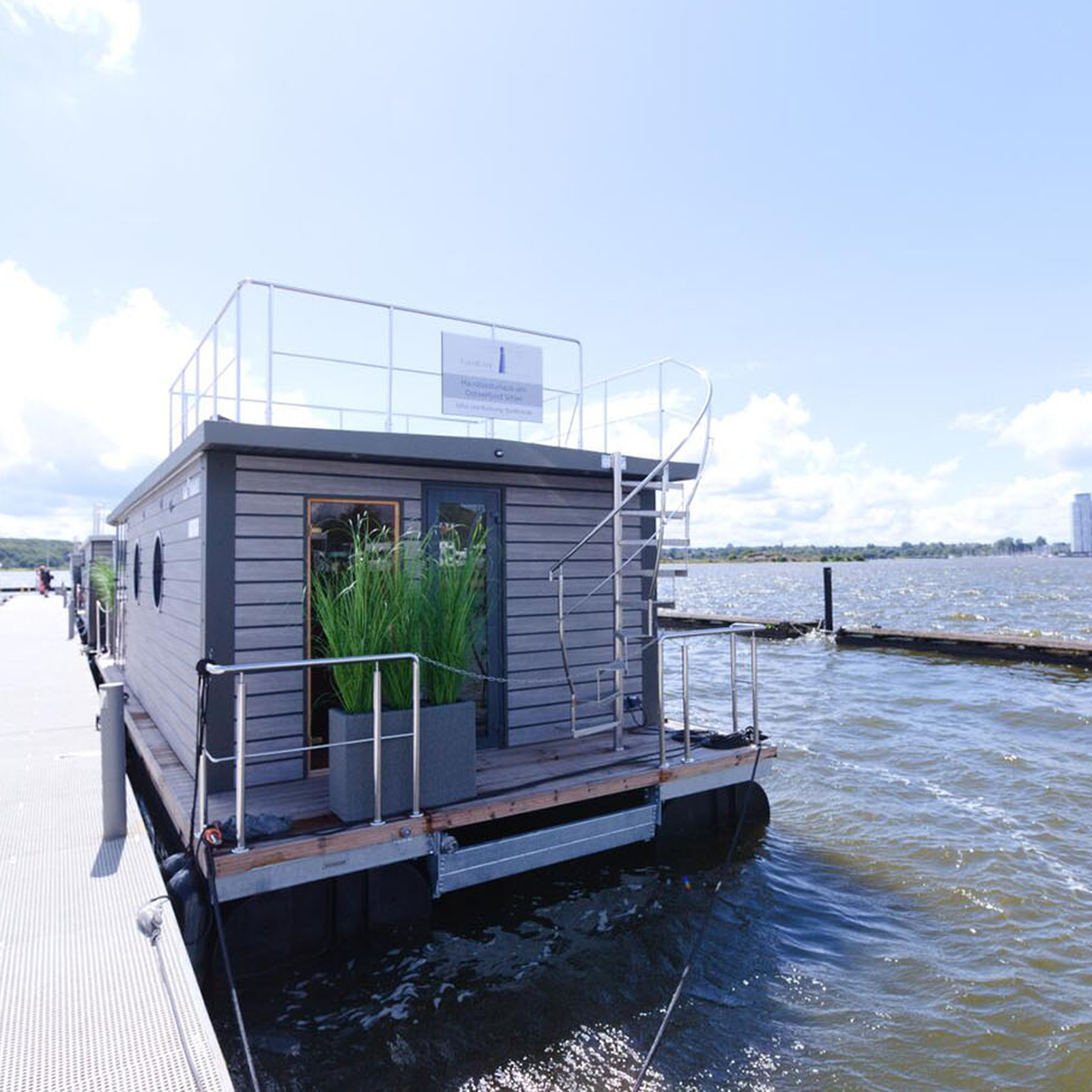 Hausboot mieten mit Sauna Wendtorf für 4 (2 Nächte), mydays Erlebnisgutschein, als PDF ausdruckbar oder Versand mit Geschenkverpackung