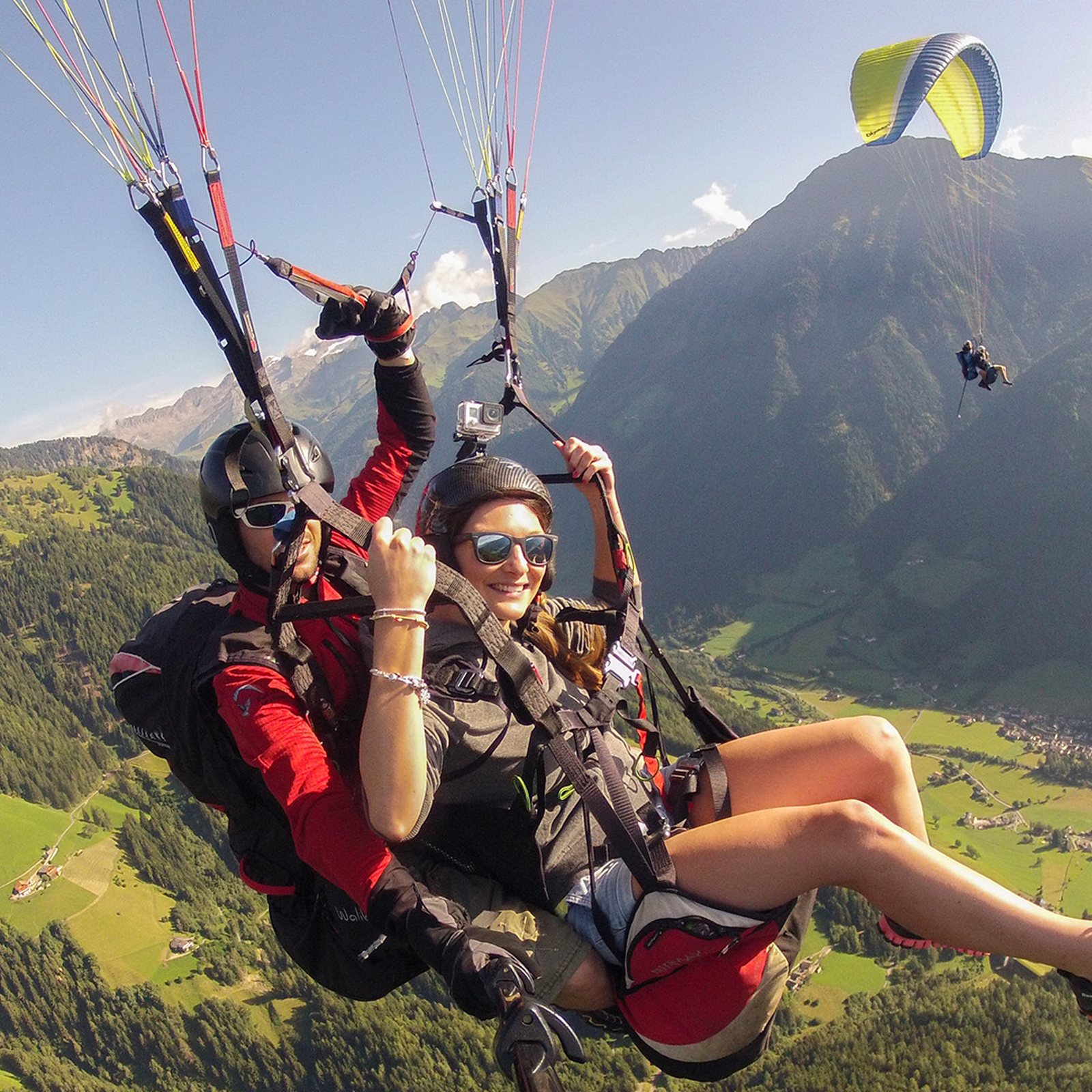 Gleitschirm Tandemflug Meransen für 2, mydays Erlebnisgutschein, als PDF ausdruckbar oder Versand mit Geschenkverpackung