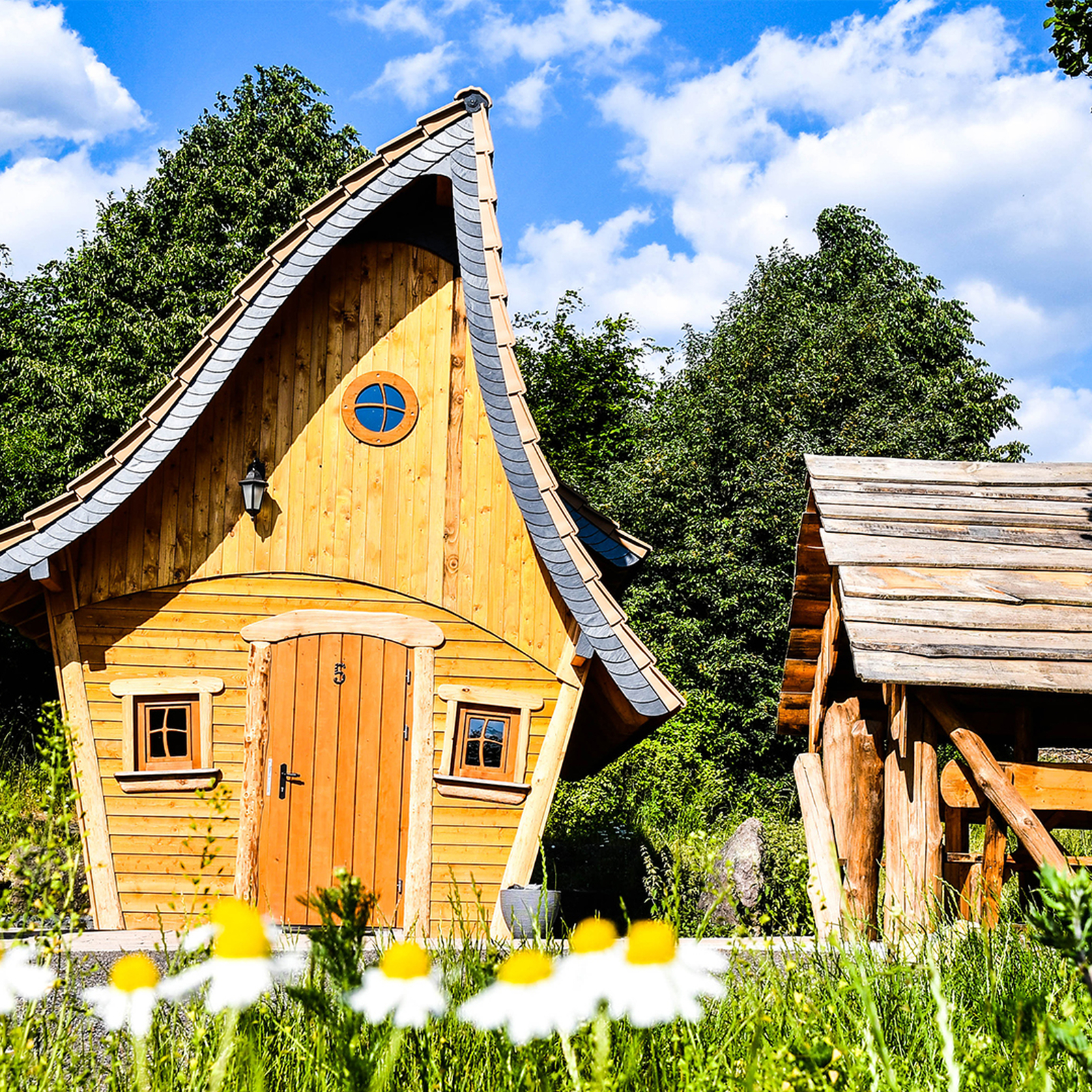 Übernachten im Hexenhaus im Feriendorf Auenland für bis zu 4 (2 Nächte), mydays Erlebnisgutschein, als PDF ausdruckbar oder Versand mit Geschenkverpac