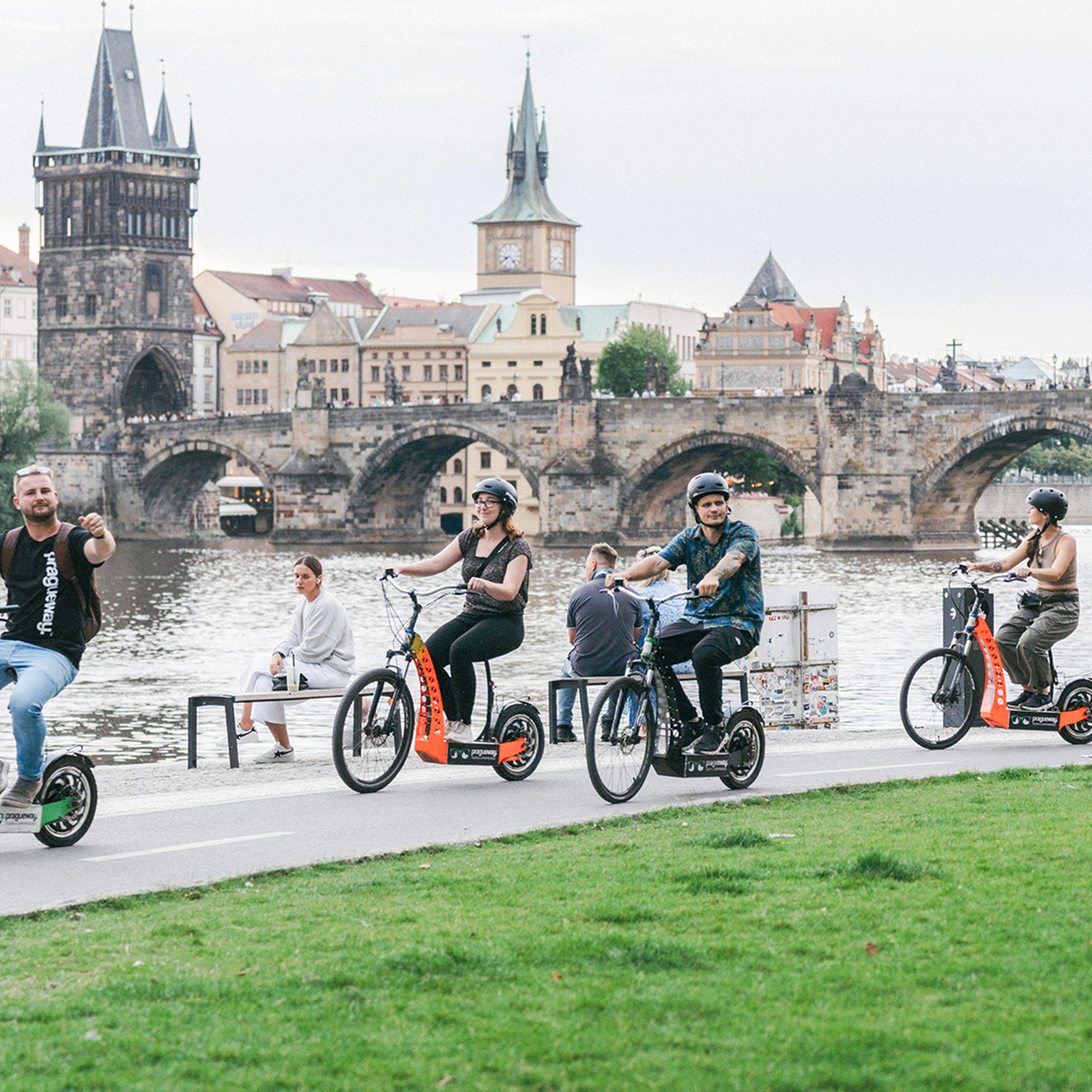 Sightseeing mit dem E-Scooter in Prag, mydays Erlebnisgutschein, als PDF ausdruckbar oder Versand mit Geschenkverpackung