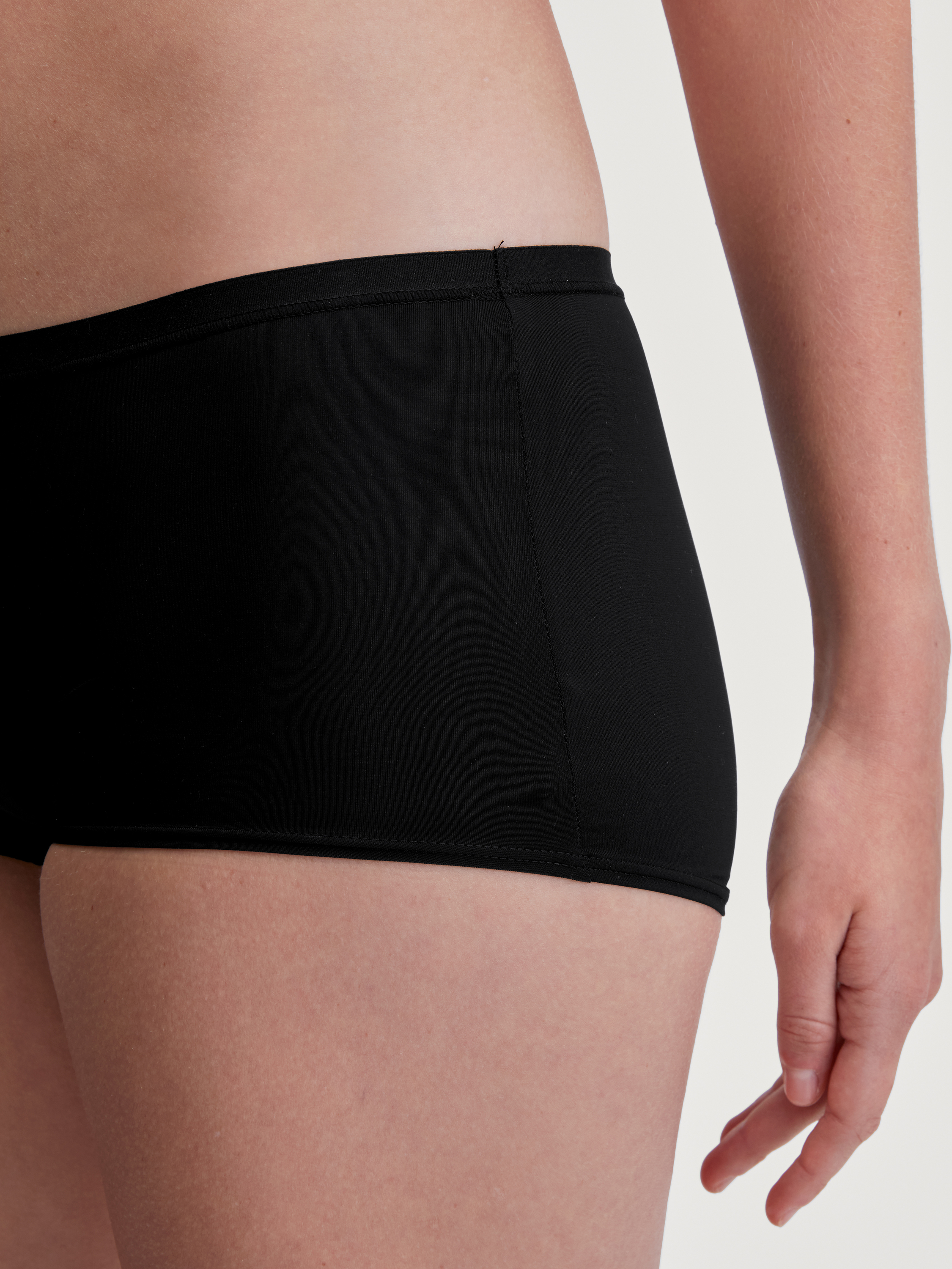 Calida Damen Panty, Regular Cut Sleek Skin, Schwarz, M