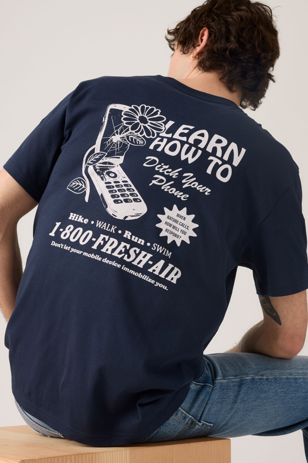 Relaxed Fit Graphic Tee - Hombre - 2XL - Azul / No Service No Problems Navy Blazer