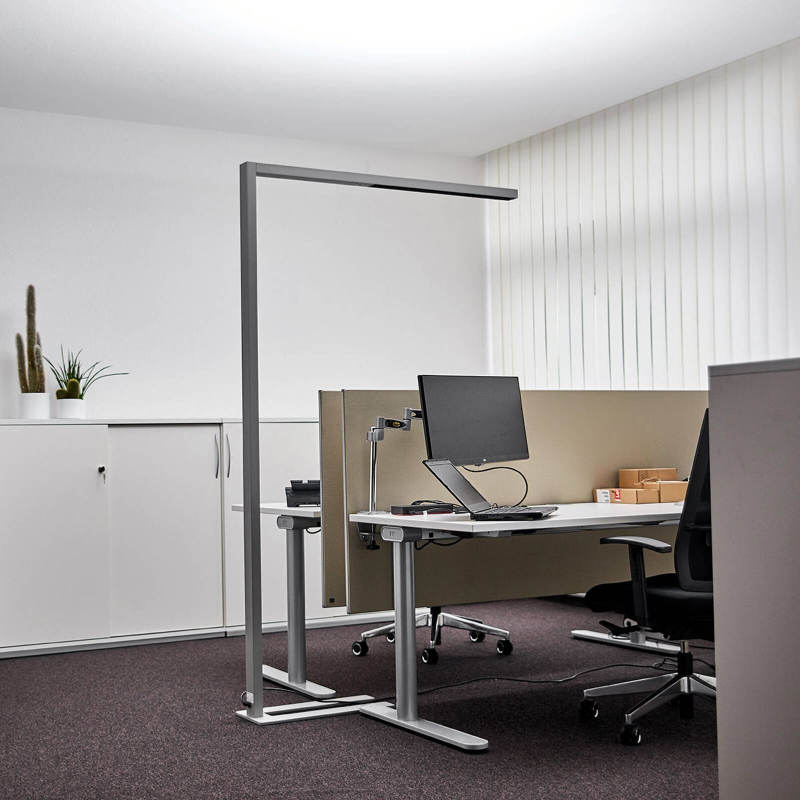 Arcchio LED Stehlampe / Bürostehleuchte dimmbar, mit Bewegungsmelder & Tageslich - Bild 1 von 8
