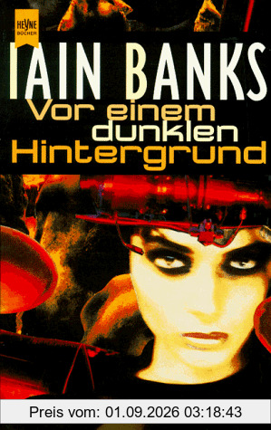 Vor einem dunklen Hintergrund.