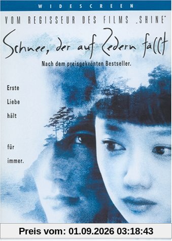Schnee, der auf Zedern fällt