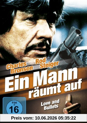 Ein Mann räumt auf
