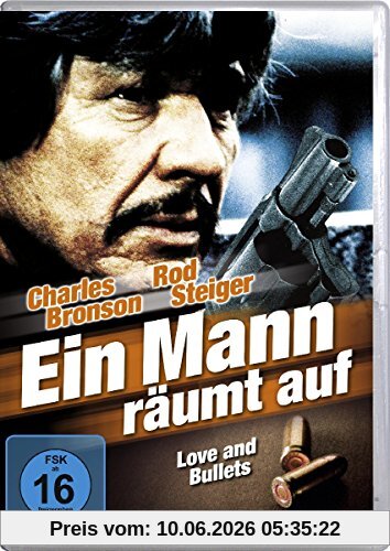 Ein Mann räumt auf