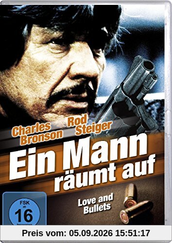 Ein Mann räumt auf