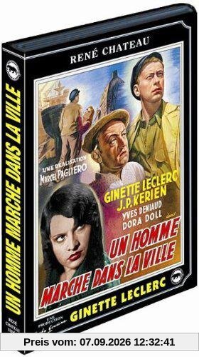 Un homme marche dans la ville [FR Import]