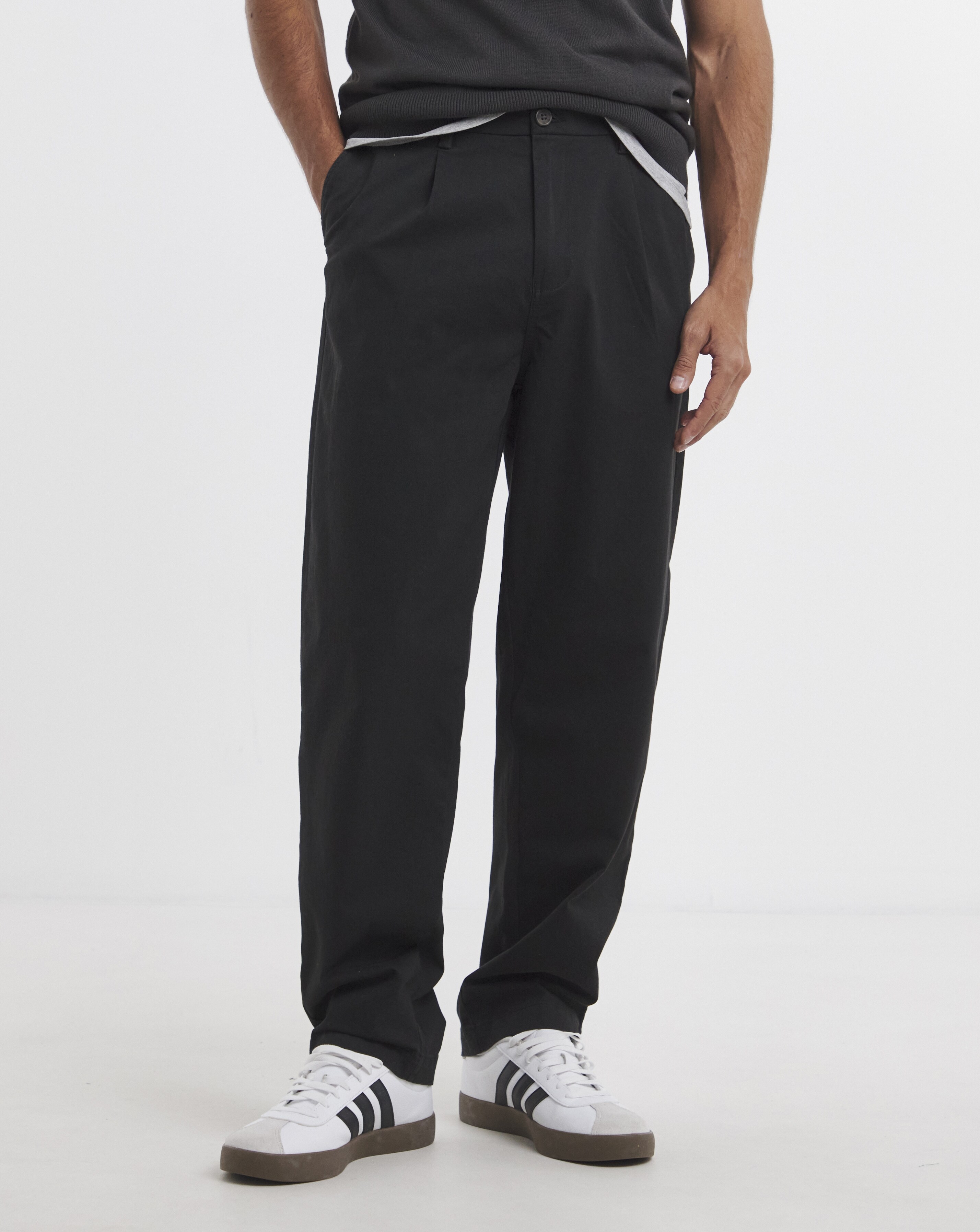 Pleat Front Loose Tapered Fit Chino